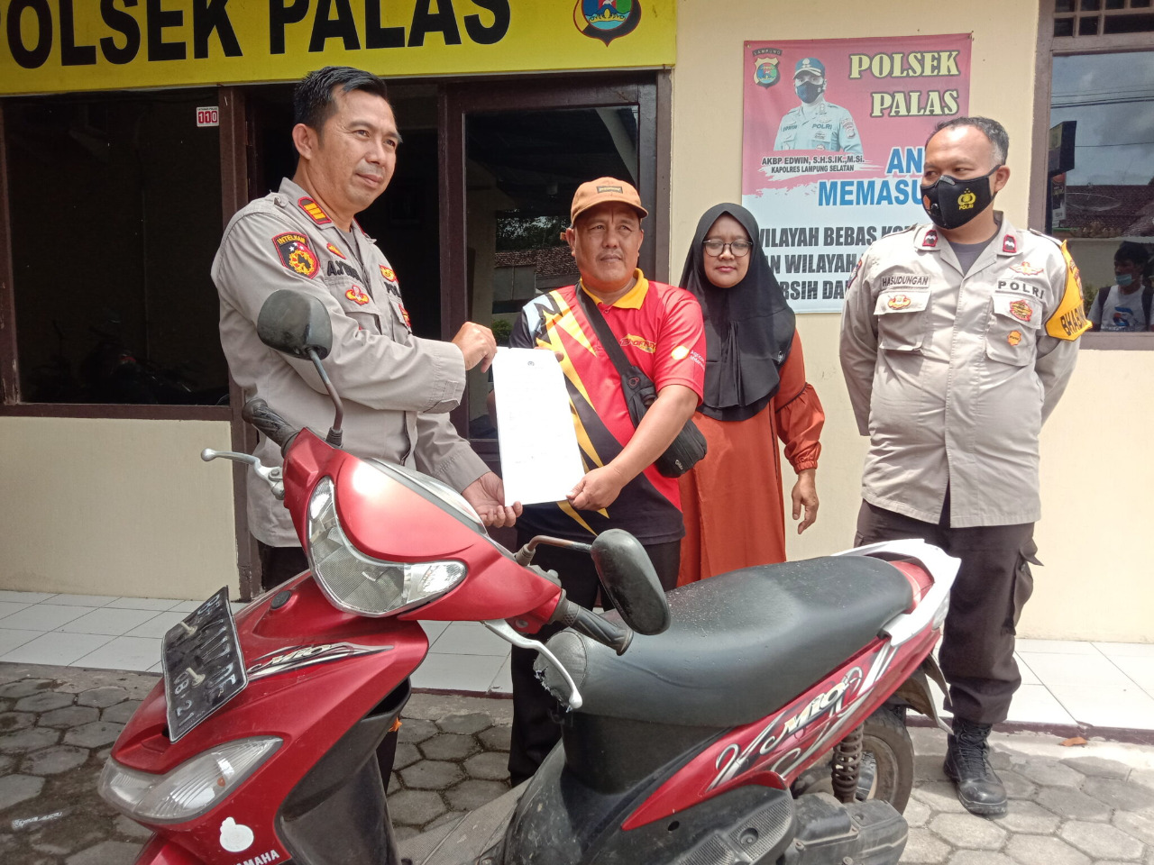 Polsek Palas Serahkan Motor Hasil Temuan Warga ke Pemiliknya